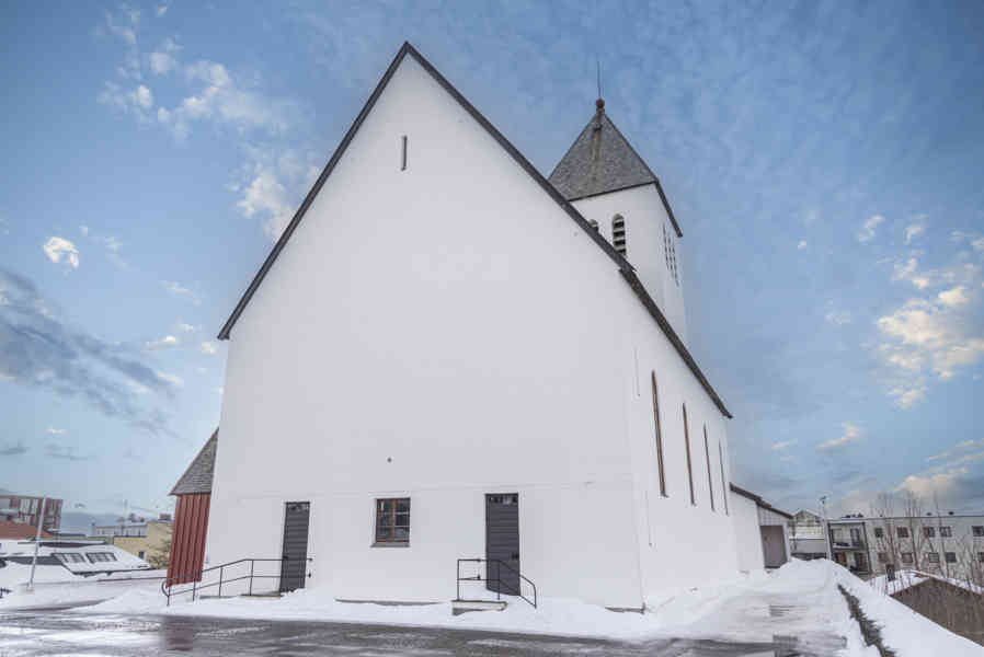 Noruega - islas Lofoten 032 - Svolvaer - iglesia de Svolvaer.jpg